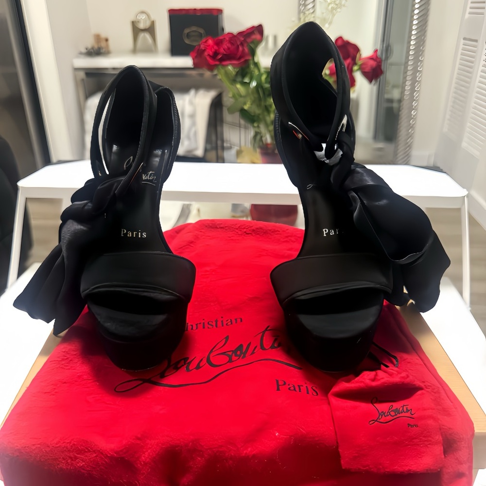 Christian Louboutin Torrida Alta 150
Black Silk Bow Platform heels
